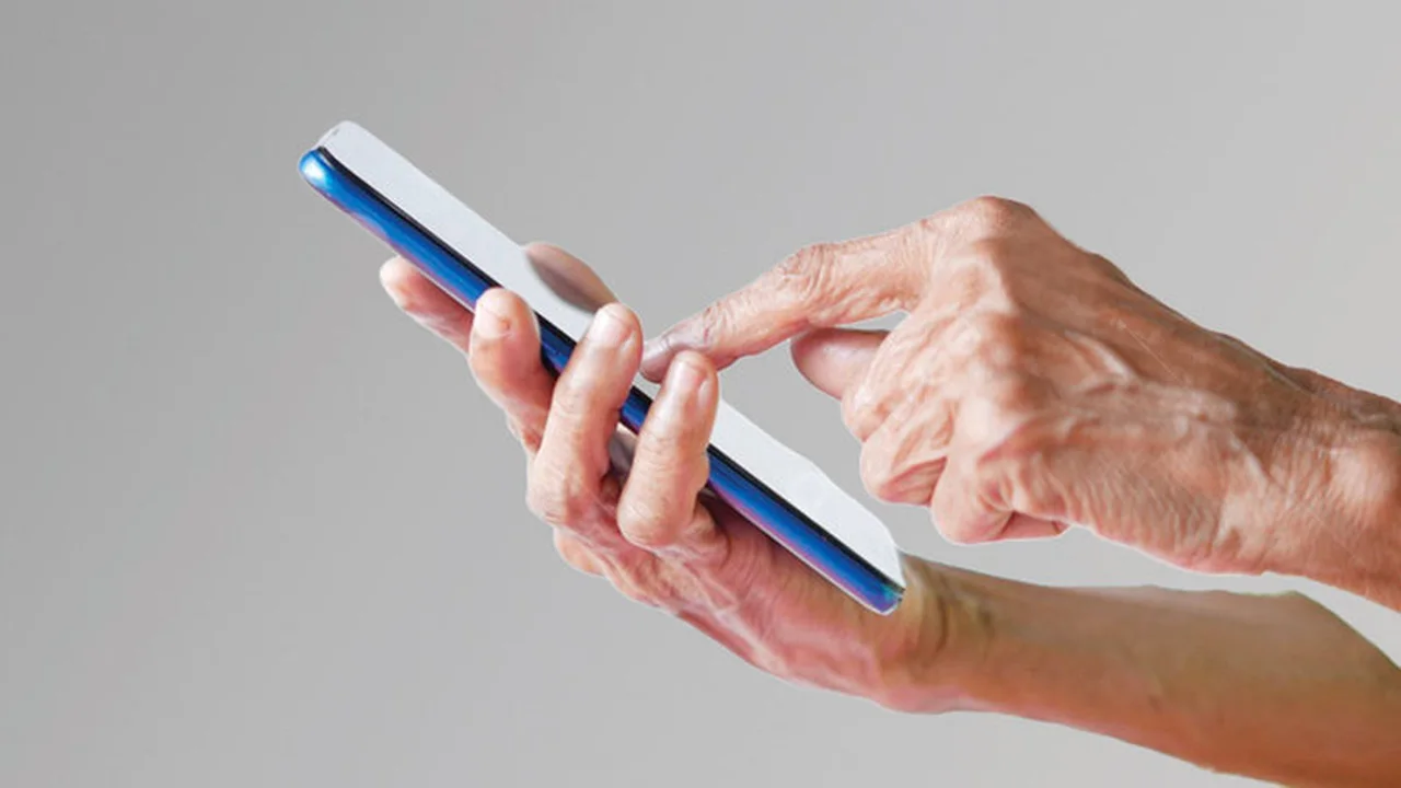 لماذا يقبل كبار المواطنين على استخدام التطبيقات الذكية للتواصل مع عائلاتهم؟